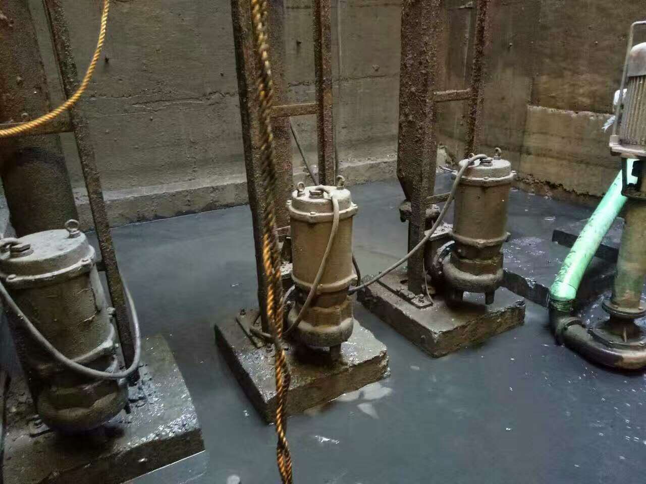 子洲污水池清理